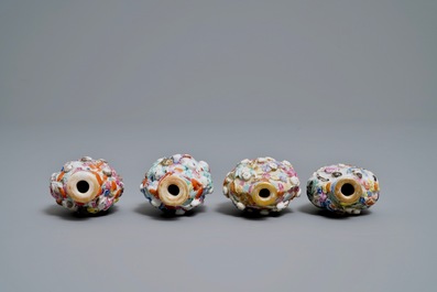Quatre tabati&egrave;res en porcelaine de Chine famille rose &agrave; d&eacute;cor en relief, 19&egrave;me